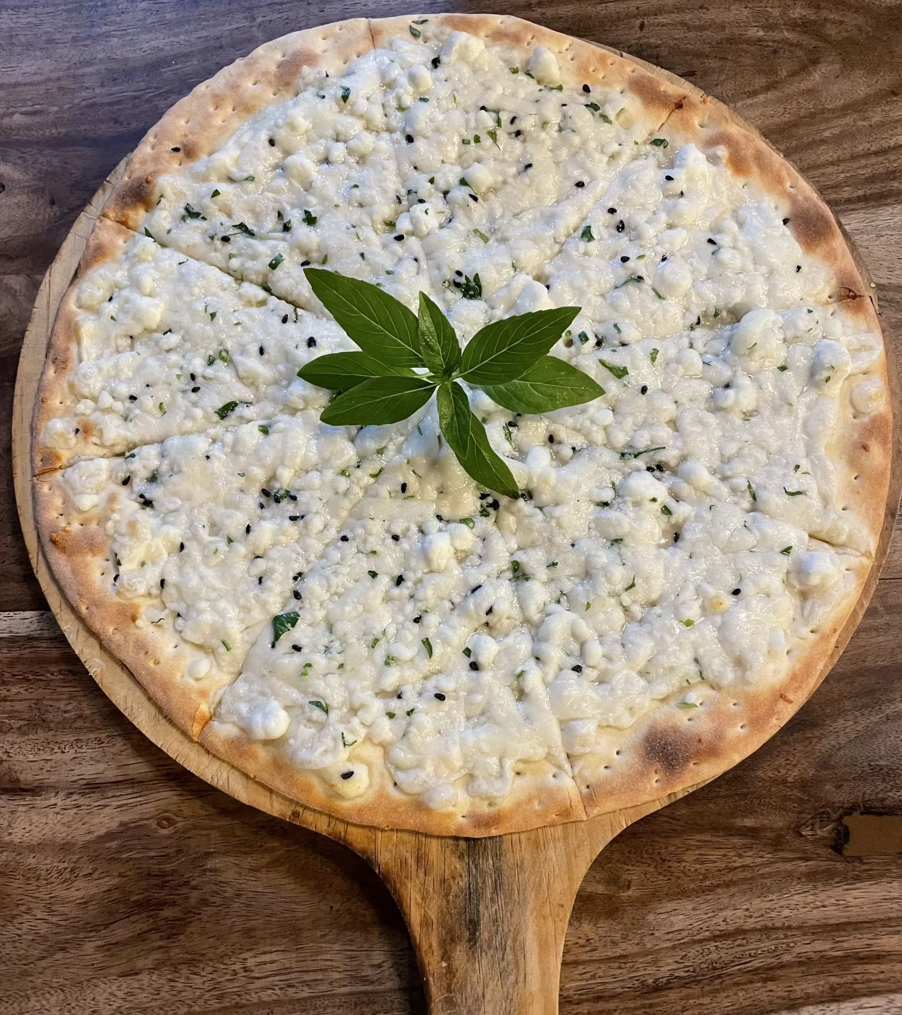 مناقيش جبنة بيضاء - معجنات فلسطينية طازجة